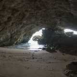 Raggiungiamo l�arenile, sedendoci accanto a un tronco piantato nella sabbia da qualcuno che ha visitato la grotta prima di noi